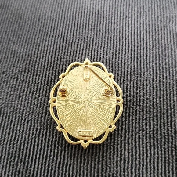 Trifari Cameo brooch and earring set - Picture 6 of 10